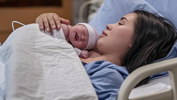 产后 7 天妈妈抱娃坠楼，家人知情后报警