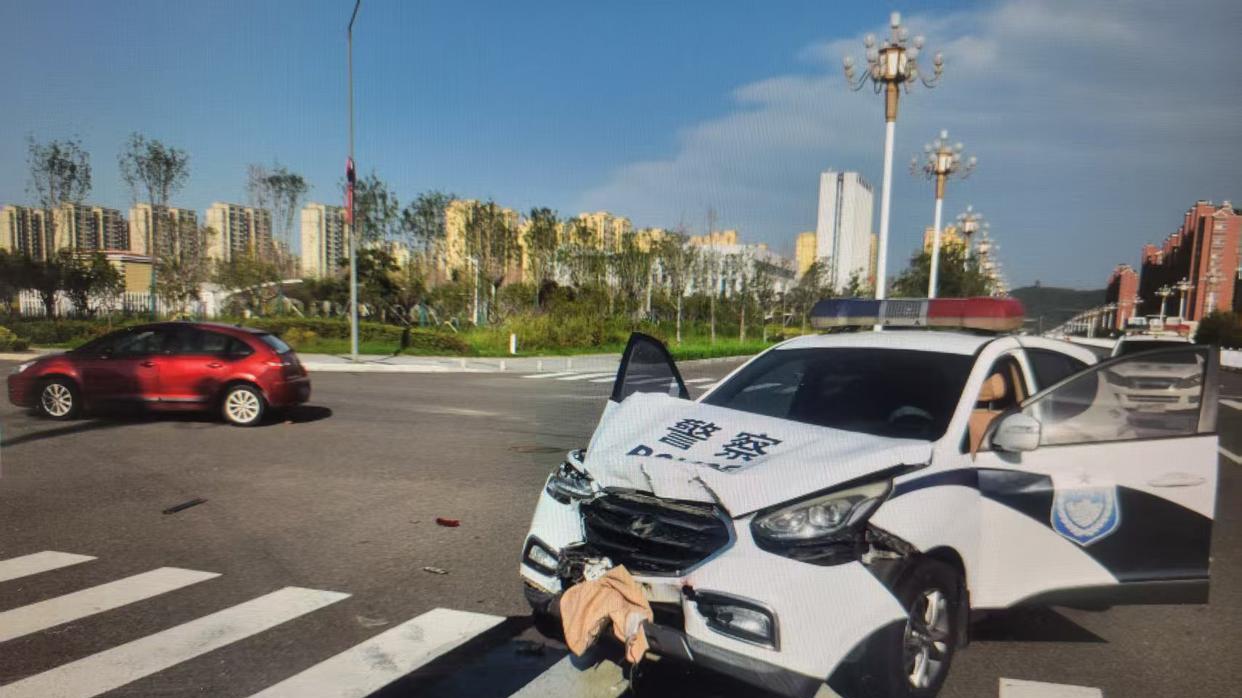 警车十字路口与小轿车右后车门碰撞，交警以“未让右”为由判轿车全责，车主申请鉴定警车是否超速被拒