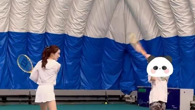 李念晒俩儿子，二宝首度露脸是翘鼻子帅哥，三宝像妈妈颜值超高