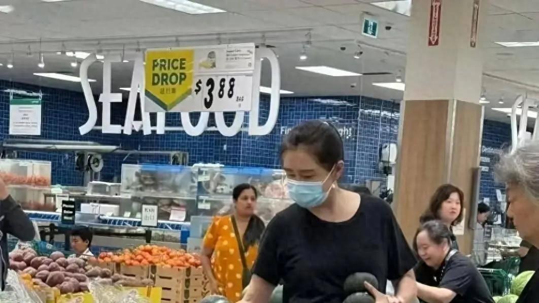 被58岁的王祖贤圈粉！不功利、不卖惨，却不声不响捐出了一条路