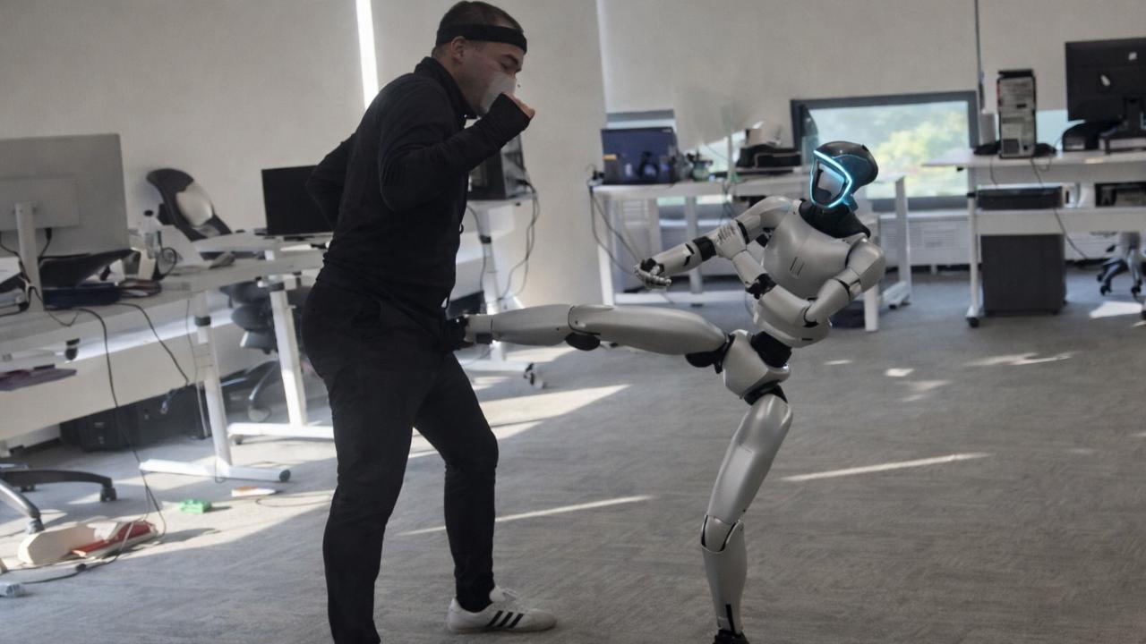 国产机器人“疯”了？这一脚踢出的，全是身价和未来！