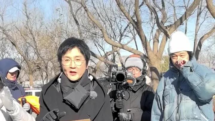 孙楠鼓楼被偶遇，大方给粉丝分享零食，55岁头发乌黑瘦到脱相