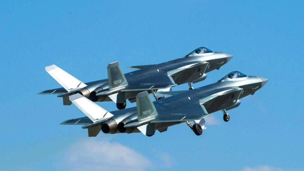 美国空军绝望了，中国歼-36战机飞跃2万米高度，F-22影子都够不着