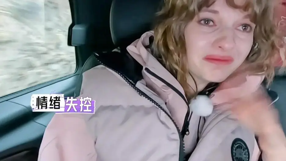 父母嫌弃，哥哥PUA，5岁就有容貌焦虑的阿诺，嫁给董力相当于自救