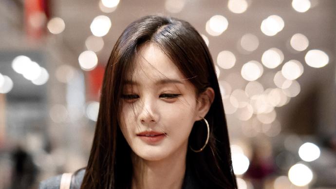 李一桐好韩！灰色双排扣西装+卡其色阔腿裤+高跟鞋，氛围感拉满！