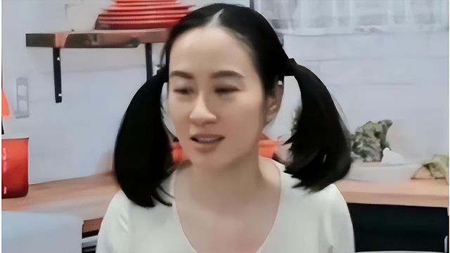 一身赘肉，满脸褶子，却要演双马尾的少女，网友：真不害臊吗？