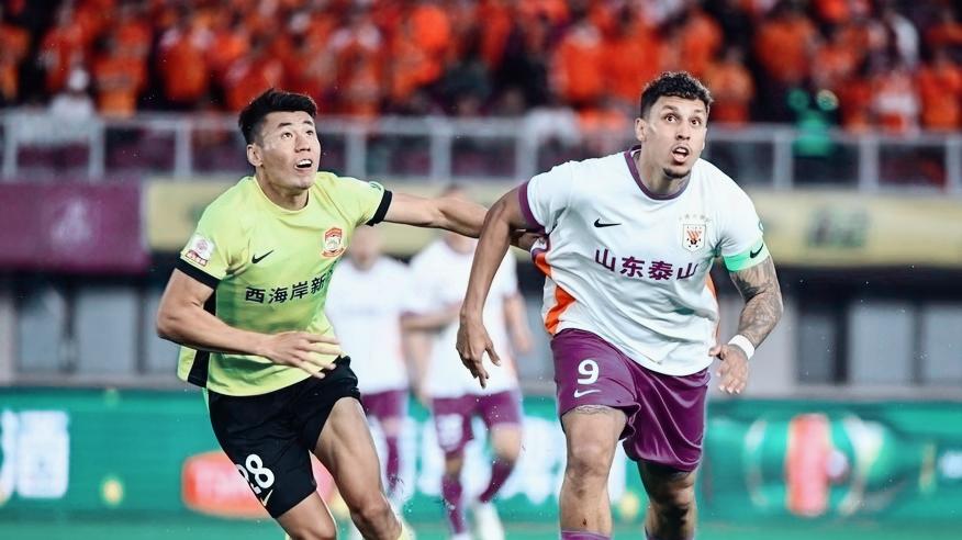 山东泰山5-1碾压青岛西海岸！克雷桑帽子戏法+争议点球引热议