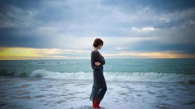 单身晚年不孤单！如今聪明的老人，都不着急找老伴，而是选择这样过