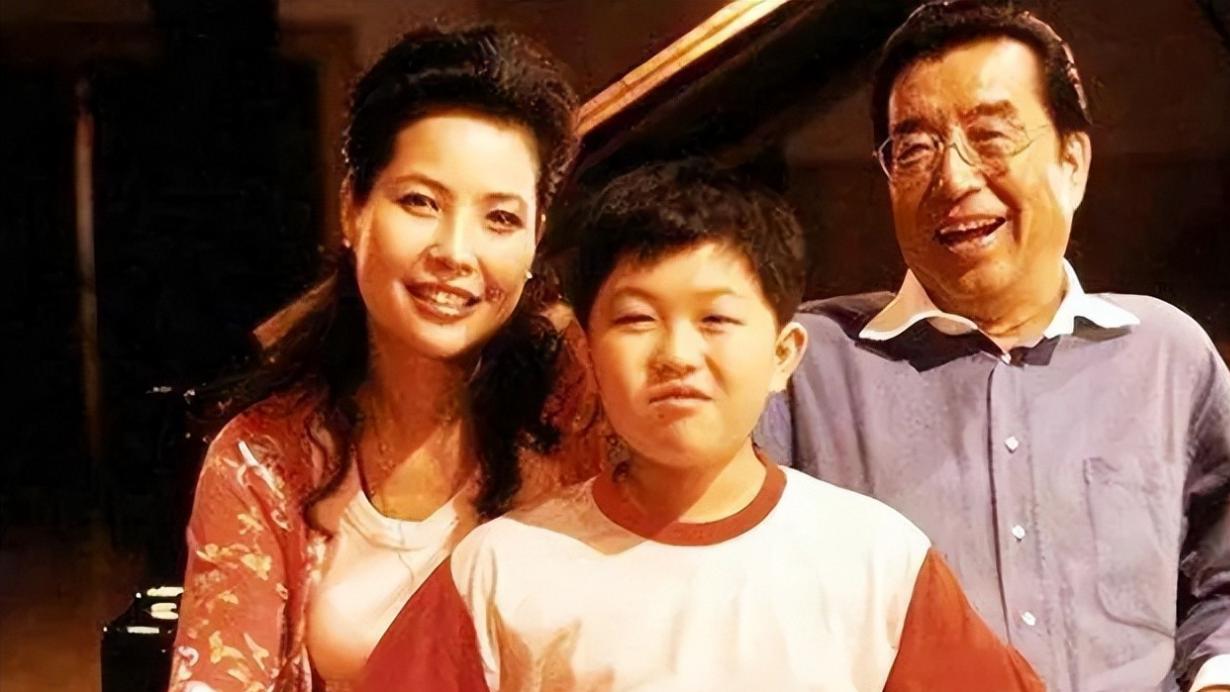 85岁的李双江现状：每月领取3万退休金，满心牵挂儿子媳妇