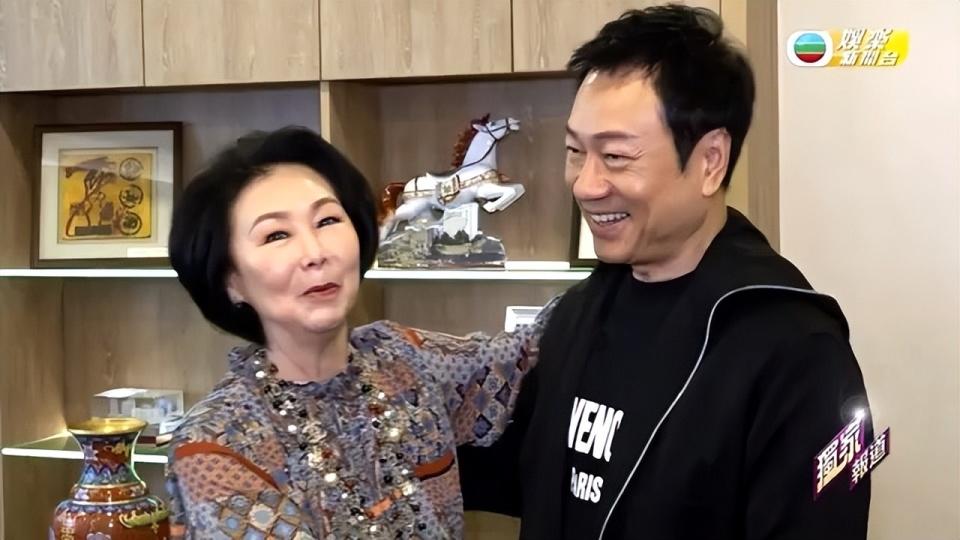 71岁港星宣布裸捐财产，曾和周润发演夫妻，无儿无女钱多到花不完