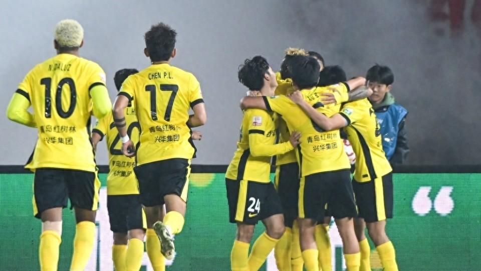 中超：成都蓉城绝平西海岸！错失登顶良机，戴维森、费利佩各2球
