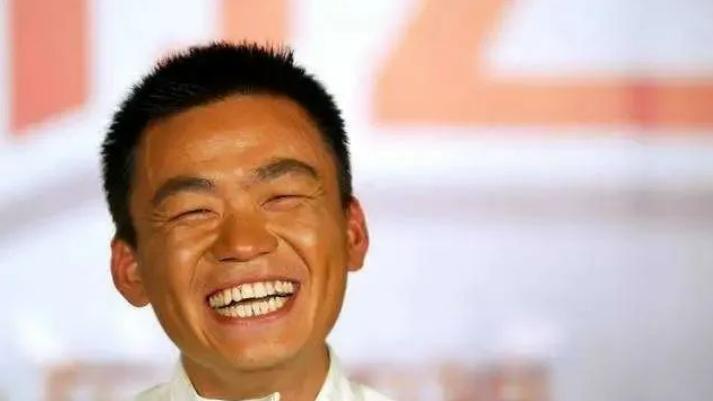 王宝强开300万豪车回村，看到村口立着块牌坊，吓得骂村长：快拆了！