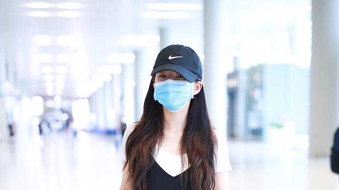 26岁赵露思被网暴？首度公开黑粉短信，内容让人无法直视，发文回应化妆争议，称自己要化一辈子