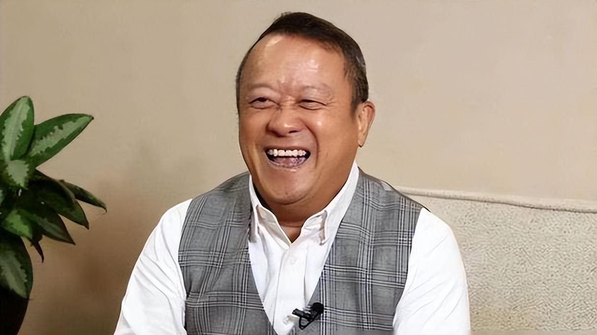 71岁晚节不保？曾志伟和乔妹的合照，彻底扯下了娱乐圈“遮羞布”