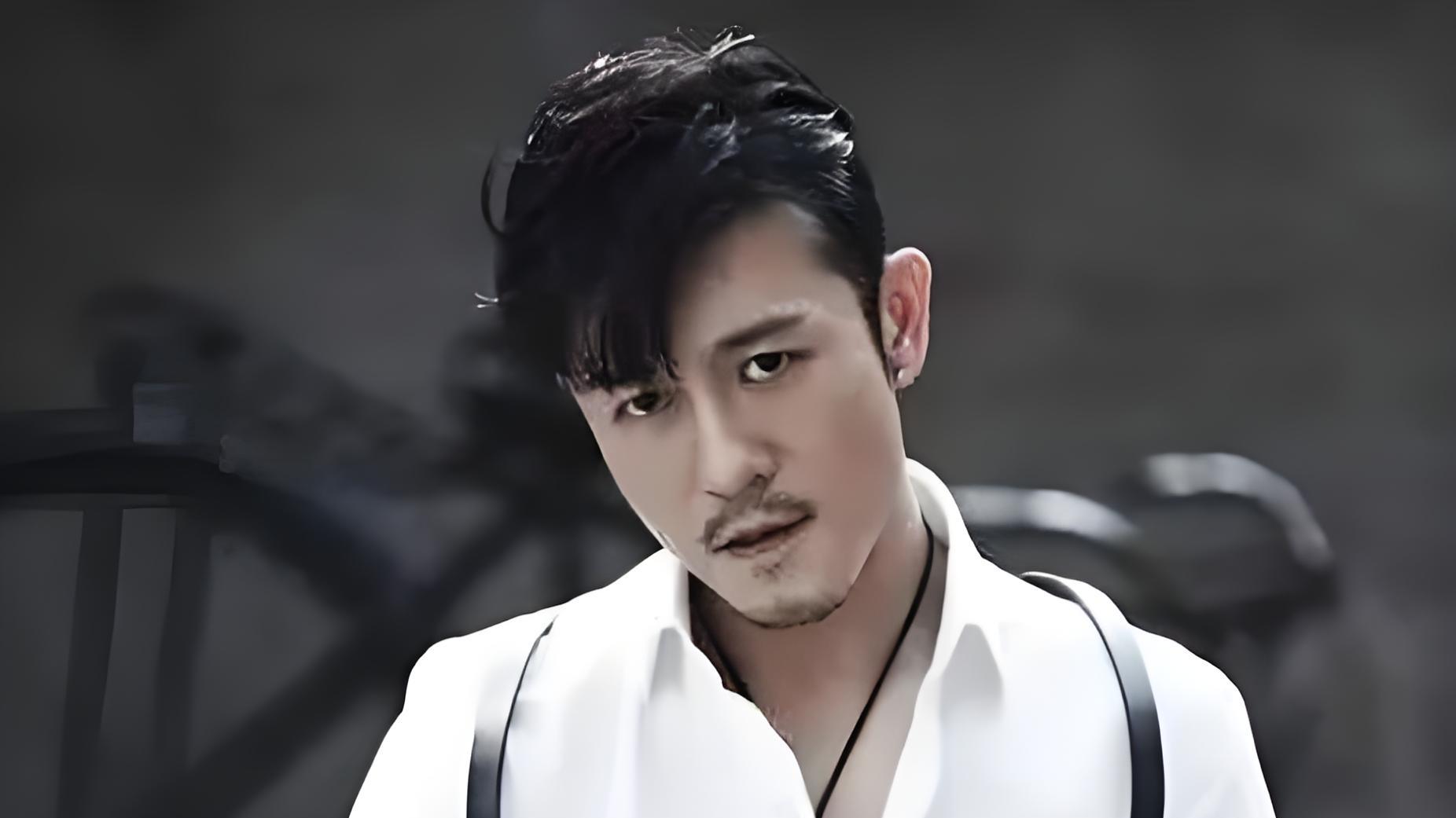 他是最低调的演员，亲妈是导演，干妈是导演，出道24年戏红人不红