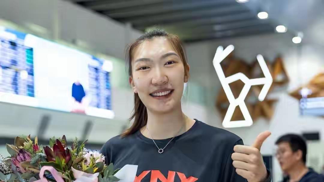 韩旭落地澳洲，正式加盟新球队，管理层接机球迷拉横幅接风