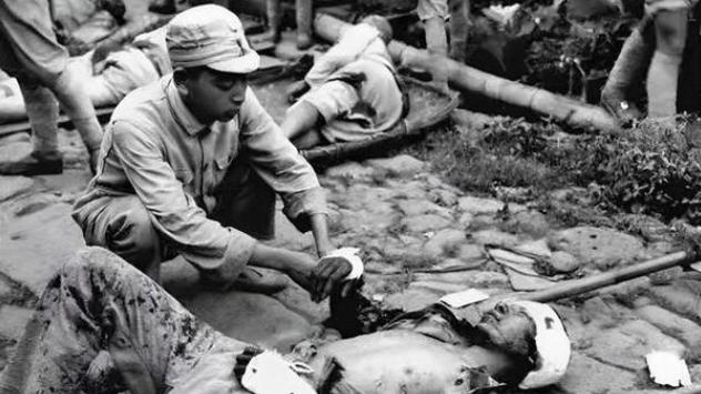 战场上，被子弹打中还能活多久？老兵冷笑一句：别再被神剧忽悠了