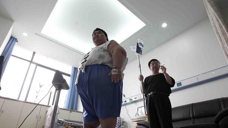 “中国首胖”梁用：8个月甩肉200斤，从病危到结婚生子，他的经历有何启示？