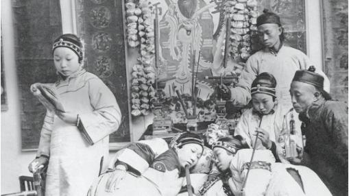清朝末年中国人吸食鸦片真实老照片