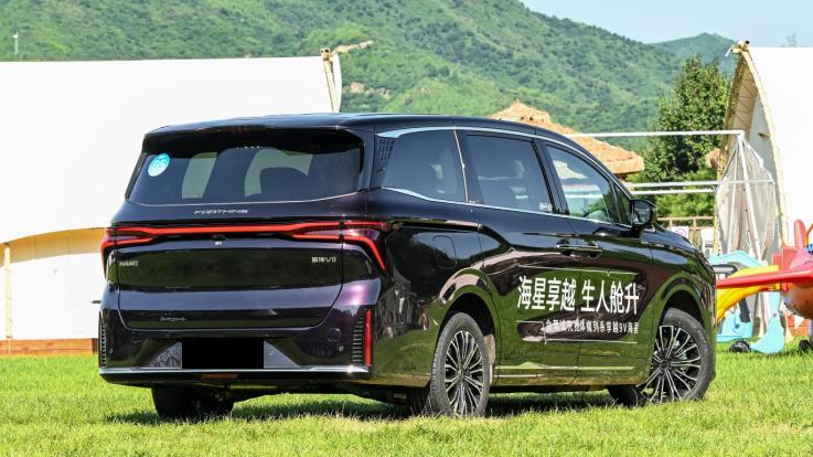 东风掀桌子！中大型MPV不到20万，颜值嚣张，三排能放平
