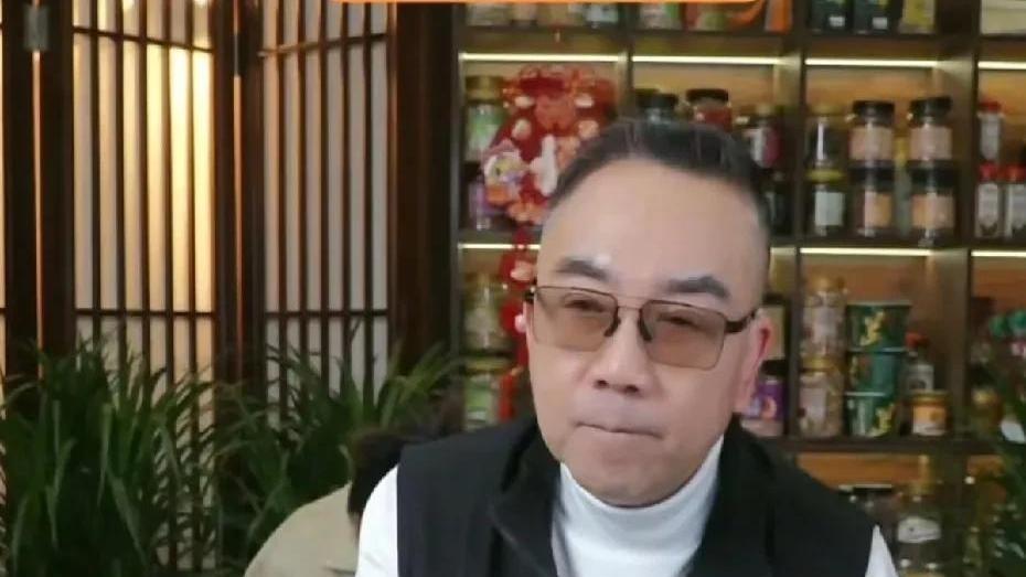 杨议直播再提砸挂争议



杨议直播又来了！“砸缸”事件还能怎么演变？这悬念吊着