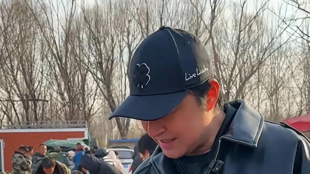 马景涛赶大集，买五块一捆的袜子接地气，自曝虽62了但没长老年斑