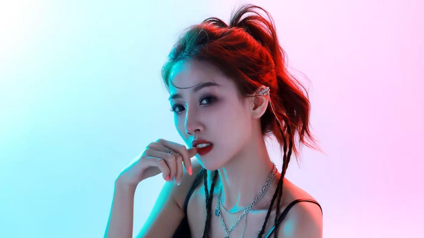 香港艺人黄雅斯多线布局进军内地市场，新歌、剧集齐发力，星级造型师助其焕新蜕变