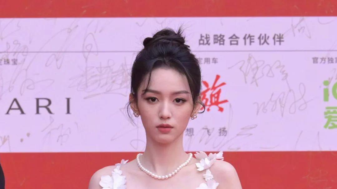 周也蕾丝裙杀疯了！冷眸一瞥，倾倒众生