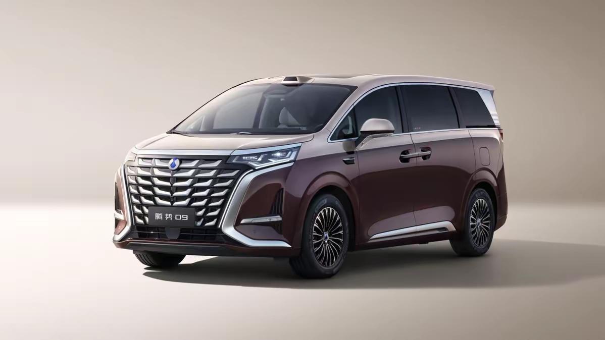 腾势D9至尊版、尊航版正式上市，售价30.98万起