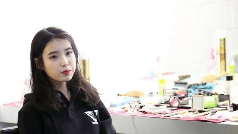 国民妹妹的华丽蜕变：从清纯歌姬到时尚icon的闪耀之路，她究竟有何魅力？