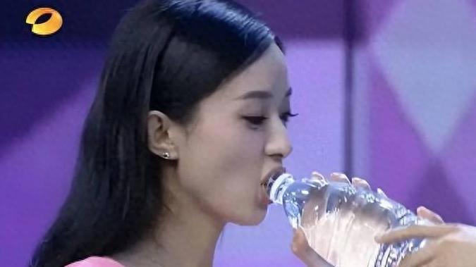 林妙可，丰胸门、陪酒门、炫富门，为啥人们总跟这个小女孩过不去