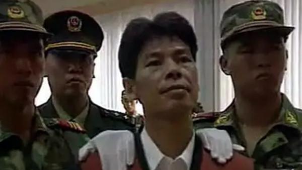 他是拥有两座军火库的黑帮大佬，在粤澳两地为非作歹多年，最后栽在马仔手里