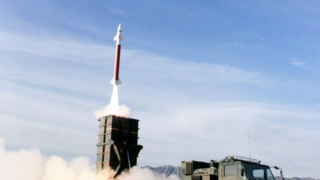 菲人员亮出长刀恐吓中方，解放军万吨大驱现身南海，美方果断站队