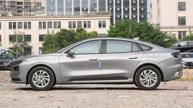 油耗低至4L！动力堪比跑车，蒙迪欧大马力E混动实力有多强？