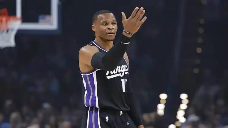 23+16+10，威少爆了，拿着360万无保障合同，球队把他当核心使用