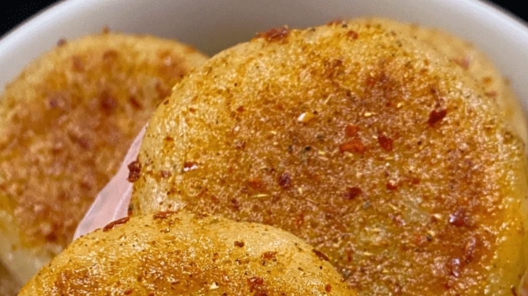 《绝了！土豆变身孜然饼，香到能“勾走”你的胃！》