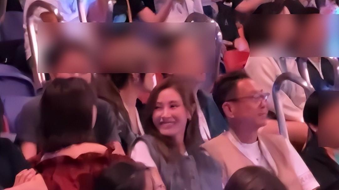 许晋亨夫妇现谢霆锋演唱会，与友人聊天很惬意，李嘉欣怼脸拍好美