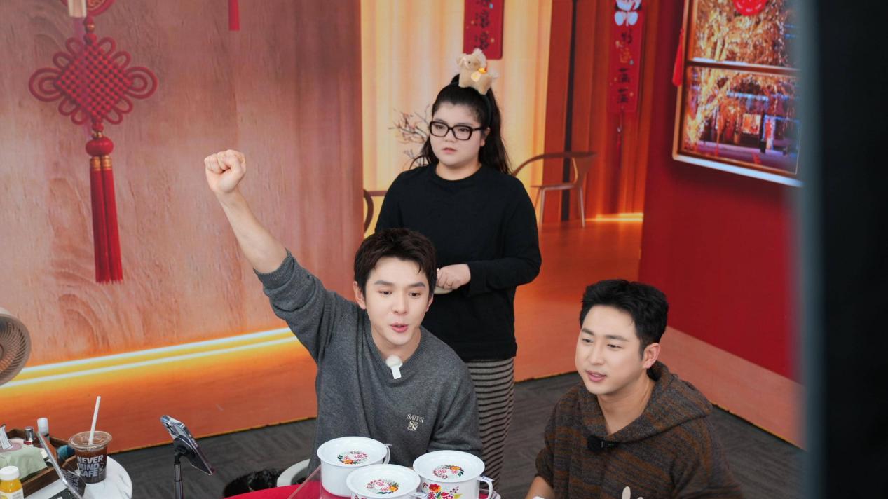 从直播道具到万人求购爆款，一场源于李佳琦直播间的共创实践