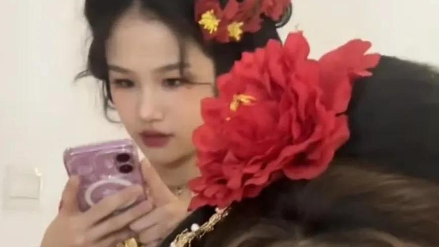 李小璐12岁女儿拍古装照，甜馨穿红色纱裙超像妈妈，越长越漂亮