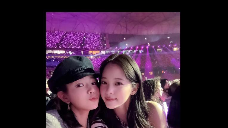 陈妍希现身汪苏泷演唱会，与欧阳娜娜合影