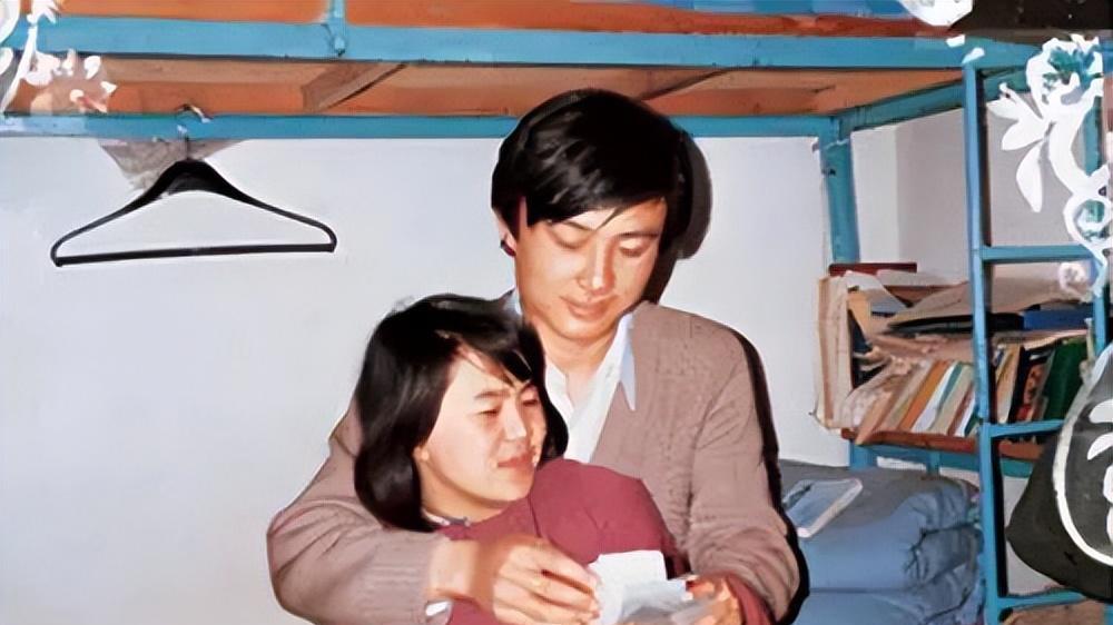 金龟子与亲家母同框似小丑，造型滑稽很失败，引网友吐槽：不稳重