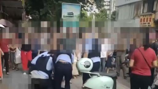 广西女子持铁锤伤人！小男孩被擒拿脸上都是血，又是精神分裂？