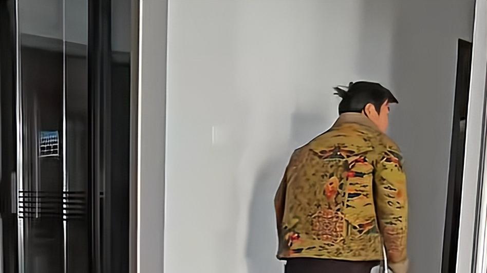 女子被前夫上门杀害，11岁儿子哭着目睹全程：如果我不开门，妈妈是不是就能活？