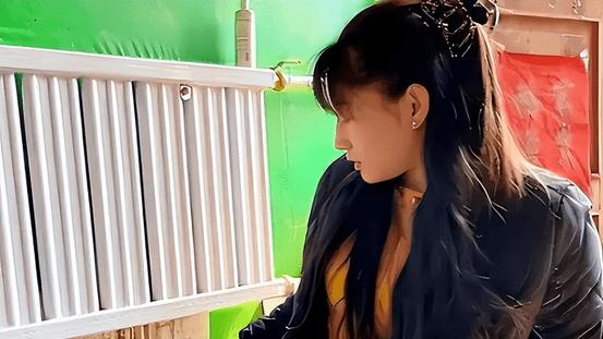 “爬行妈妈”董明英：嫁大22岁光棍，不听劝3年生俩，如今怎样了