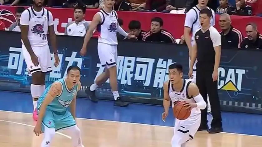 青岛男篮的三分真棒！山东男篮客场输6分，高开低走投篮命中率真差，韦瑟斯庞两双数据真惊艳，教练比拼邱彪