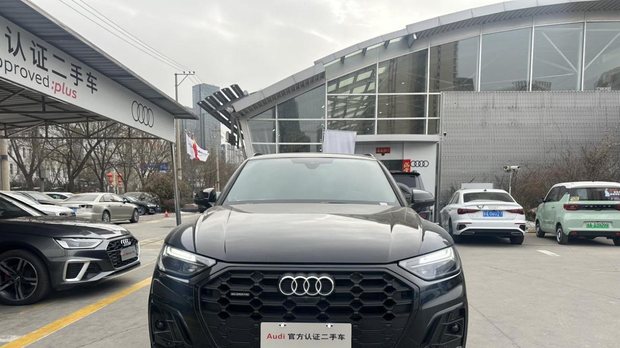 黑色奥迪Q5L，2.3千公里准新车，豪华动感，性能与舒适兼得！