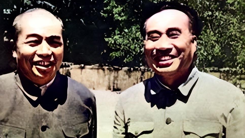 1944年，5位元帅的合影，彭德怀难得一笑，陈毅的表情可真逗