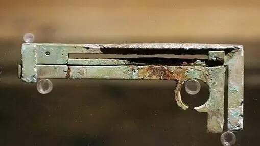 王莽：拿错剧本的位面穿越者