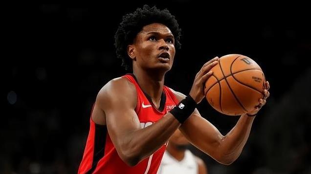 火箭现在完全能把哈登弄回来，范乔丹有时的表现太战犯了！