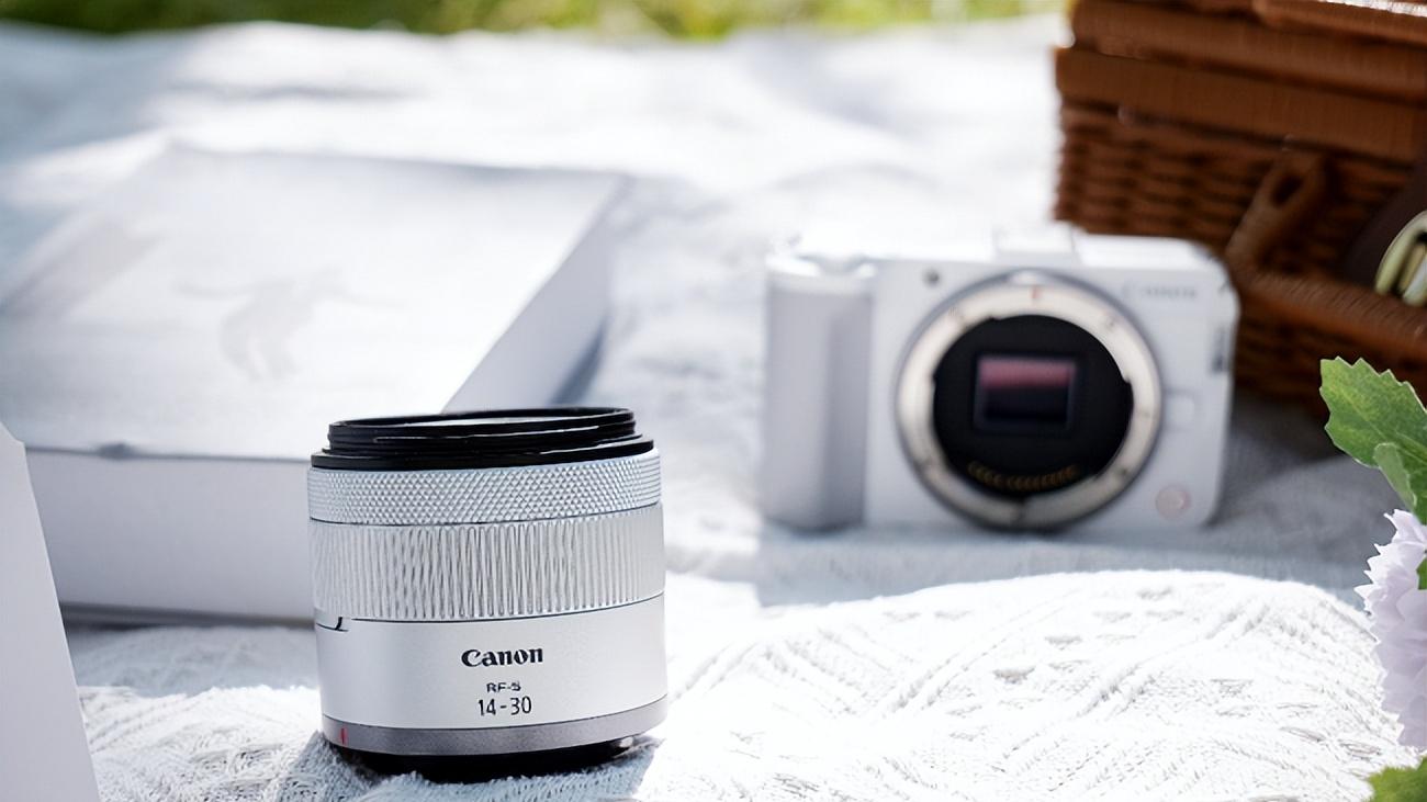 专业摄影师力荐：佳能R50V 实力实测，弱光对焦与色彩表现惊艳